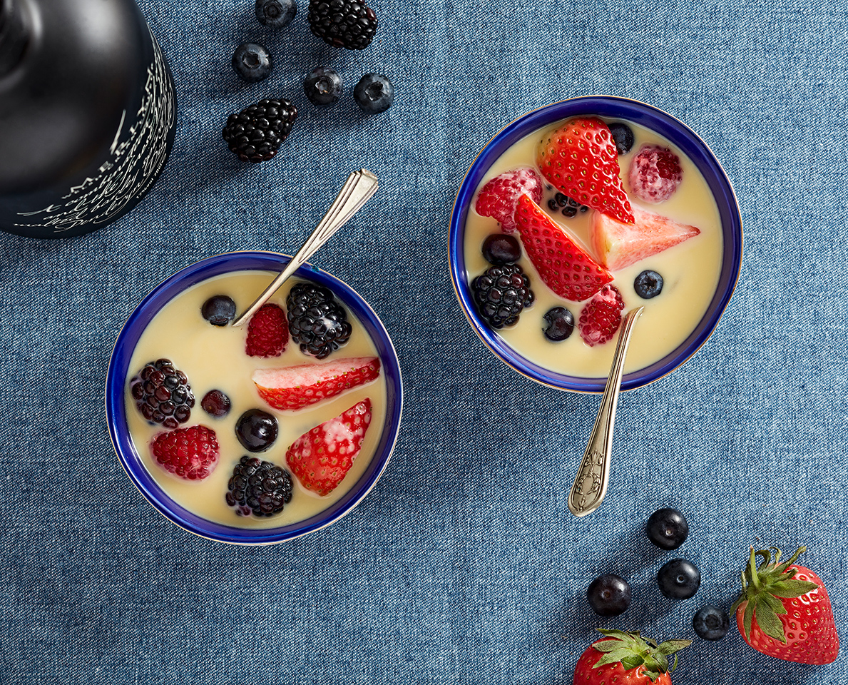 Berries with merlyn white chocolate sauce_gallery